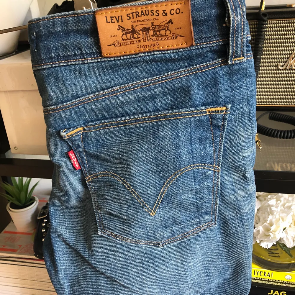 Skitsnygga jeans, bra passform!!! Säljer pga de är tyvärr för små för mig, dock knappt använda. Passar XS/S eller 25/26 i jeans! Köparen står för frakt men vid snabb affär kan jag inkludera det i priset. 63kr med postnord skicka lätt!. Jeans & Byxor.