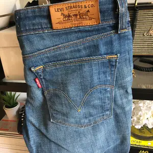 Skitsnygga jeans, bra passform!!! Säljer pga de är tyvärr för små för mig, dock knappt använda. Passar XS/S eller 25/26 i jeans! Köparen står för frakt men vid snabb affär kan jag inkludera det i priset. 63kr med postnord skicka lätt!