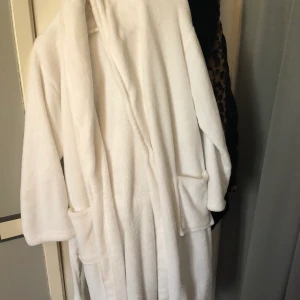Morgonrock  - Morgonrock i storlek s,tvättas innan den skickas. Använd en/två gånger. 