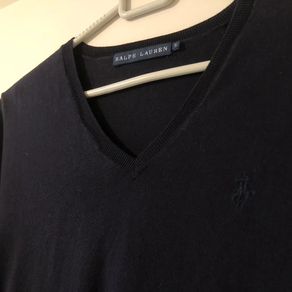 🦋Frakt ingår i priset🦋 En finstickad tröja i marinblå från Ralph Lauren Polo. I finfin skick. . Tröjor & Koftor.