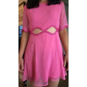 Rosa klänning  - Rosa klänning fråga Nelly. Oanvänd med prislapp på. Lite liten i storleken. 