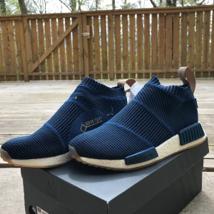 Adidas NMD skor - Helt oanvända, har legat i min garderob i ca 2 år och har inte blivit använda då dom är lite för små för mig, annars en super skön och praktisk sko.