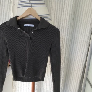 Superfin ZARA Topp - Superbra skick, säljer pga kommer ej till användning:( mörkgrön färg💚                                          60kr frakt tillkommer🚙