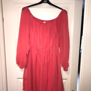 Rosa klänning stel 36  - Från hm, använd fåtal gånger. Säljes pga tar plats i garderoben 