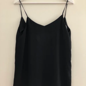 Svart linne med låg rygg  - Svart linne med låg rygg från Ginatricot!