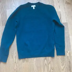 En Grön/blå tröja från HM, storlek Xs