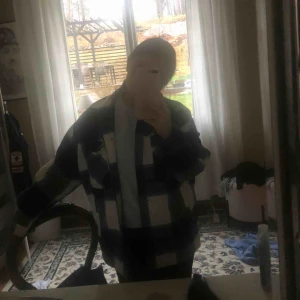 Jacka  - Intressekoll på min rutiga jacka från Zara. Funderar på att sälja den, kom med förslag på pris. Inget under 200kr💞💞🥰 pris+frakt  reserverad 