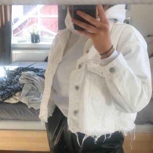  - Fin jacka från hm som jag klippt själv då jag tycker det är snyggare. Fint skick och använt få tal gånger💕  •Nypris 399kr  •Mitt pris 150  •Fraktkostnad tillkommer   