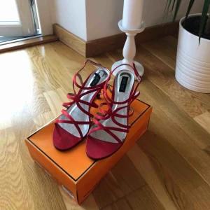  - ✨ Högklackade sandaler i satin ✨ •Använda 1 gång •Storlek 40 •Märke: Nikki Me Paris •Säljes i sin originalkartong För flera bilder➡️PM mig 🚫Djurfritt och rökfritt hem 📍Kan mötes upp i Mölnlycke 📬Kan skickas mot fraktkostnad(63 kr-skicka lätt)