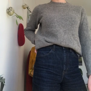 stickad grå tröja - en simpel grå tröja med små färg prickar på 