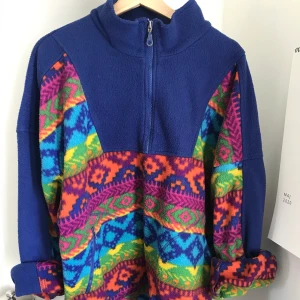 Färgglad fleece!  - Supermysig vintage fleece! Frakt är inräknat i priset🍃🍃