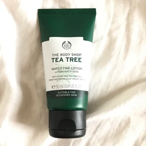 Mattifying lotion - Säljer denna ansiktskräm från the body shop då jag köpte fel! Den är endast testad en gång, alltså är detta ett kap!!!😋 svep för att läsa the body shops beskrivning. Orginalpris är 135kr! Möts upp i Stockholm eller fraktar❤️❤️ säljer billigt pga vill bli av med den😊