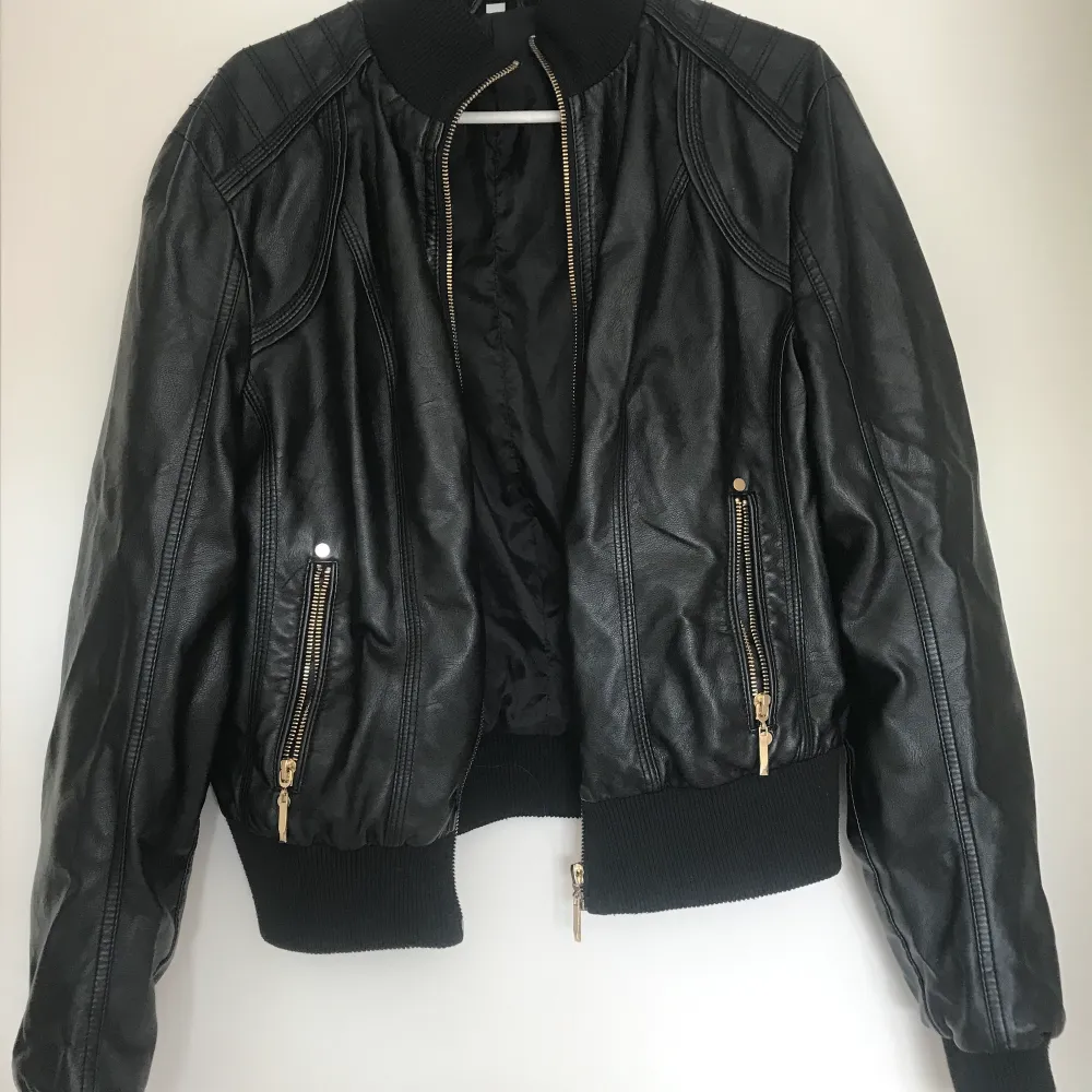 Fake leather jacket. Small fit with gold zipper. Jackor.
