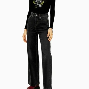 Svara flared jeans - Helt jätte fina oanvända jeans, 450kr ink frakt 💕