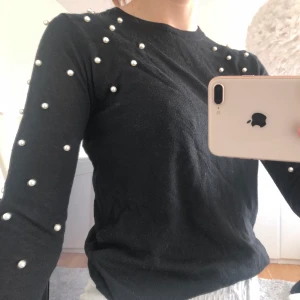 Pärltröja - Supergullig tröja med pärlor på från ZARA! Knappt använd alls, som NY! Storlek SMALL💕💕