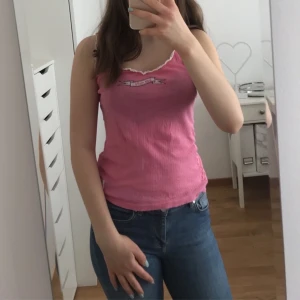 Rosa odd molly linne - Jättegulligt Rosa Odd Molly linne🌸 passar till xs och s. Bra skick✨ köparen står för frakten🌸