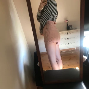 Monki shorts  - Super dina shorts från monki. Andvända 3 gånger och är jättt fina till sommaren. Paperbag midja med knytning 