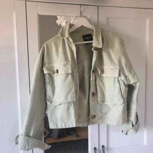  - En grön och såå snygg jacka från Zara, den användes förra sommarn antalet ggr men är bra kvalite. Köptes för 400. Buda på annars 120 