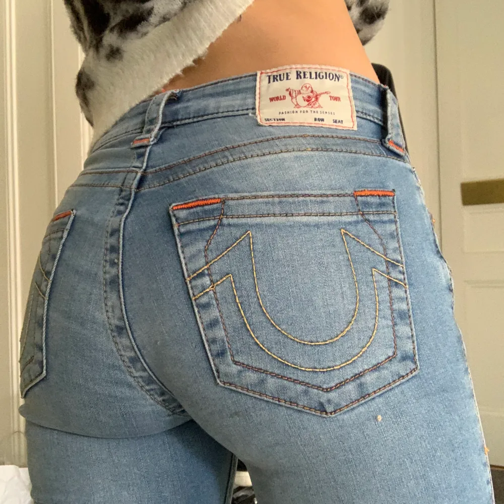True Religion Mid-rise skinny jeans ”Jennie curvy” den True Religion. Nypris: 1900kr, använda 1 gång. Nyskick. USA strl 26, passar mig som har 34/36. Jeans & Byxor.