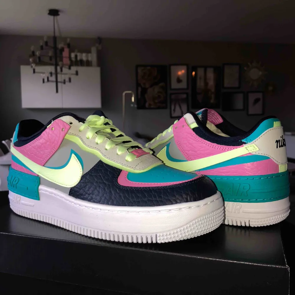 Säljer nu dessa eftertraktade  ”Nike Wmns Air Force 1 Shadow” som jag köpte för 1.399kr  (Säljer pågrund av felköp) Skorna är HELT nya och ligger i sin originalkartong💕 Hör av er vid eventuella frågor och vid intresse🌷 Storlek: 40. Skor.