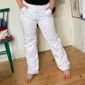 Vita byxor i storlek 40! - Jag på bilderna är 160cm lång. Passar L, men även mindre storlekar för en oversize baggy look! Frakt tillkommer.