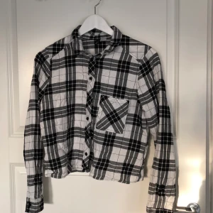 Skjorta strl 36 - Fin skjorta från H&M. Skjortan är lite kroppad . Mycket lite använd🌸