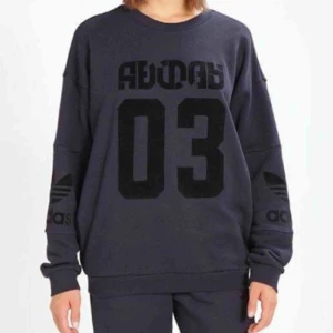  - Ny adidas tröja i oversize modell. Storlek xs men passar xs-m. Sitter som på bilden.   Har även byxor till tröjan men de är använda och lite bleka, kan säljas för en billig oeng(går säkert att fixa til färgen i tvätten).  Fri frakt 