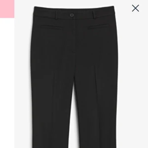 Monki kostymbyxor - Raka högmidjade kostymbyxor med dålda fickor. Superfina med pressveck fram. Dessa förtjänar att användas mer!