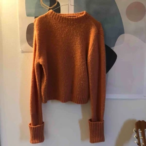  - Stickad tröja i finaste färgen! Perfekt till sommarkvällar 😍 storlek xs med jag har ofta s/m och den passé mig!  Frakten ingår i priset 🌟