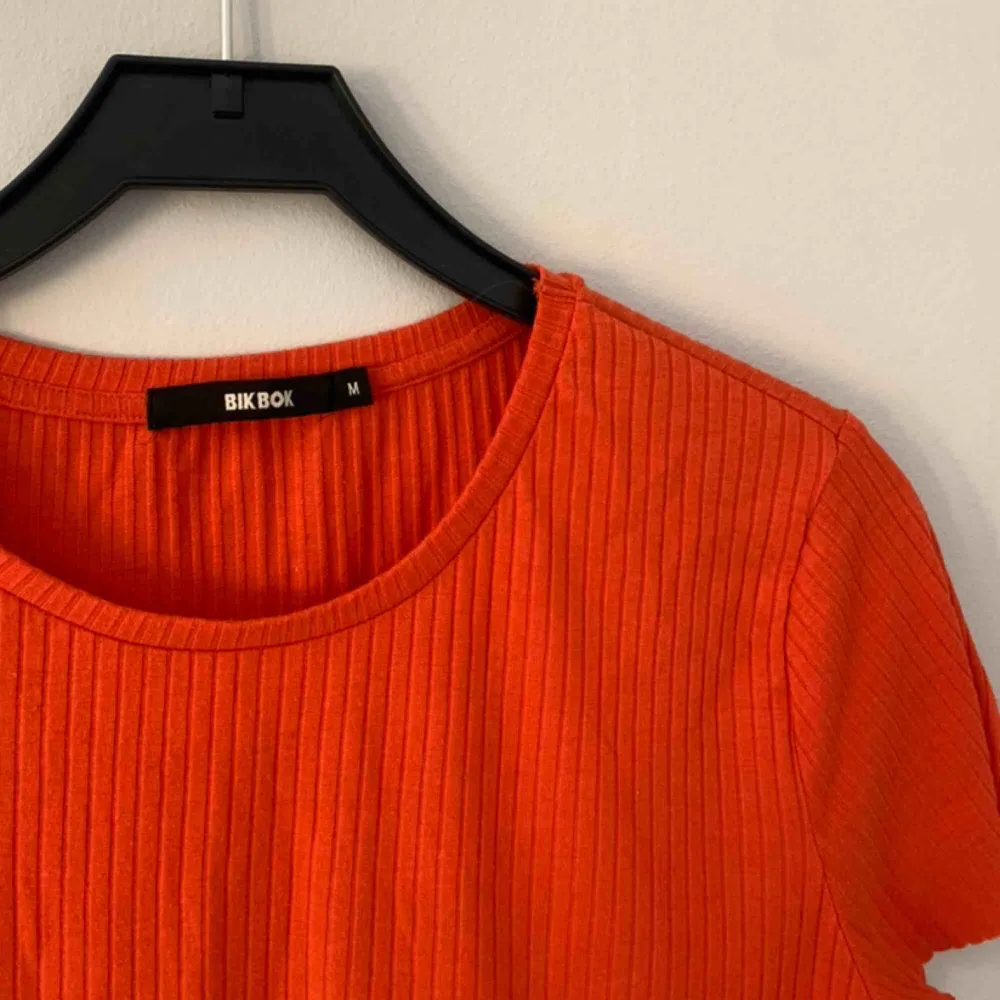 Orange tröja från bikbok i storlek M. 100kr inklusive frakt . T-shirts.