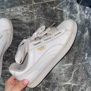  - Säljer mina puma basket skor som endast är använda några gånger. Super gulliga skor men kommer tyvärr inte till användning :(