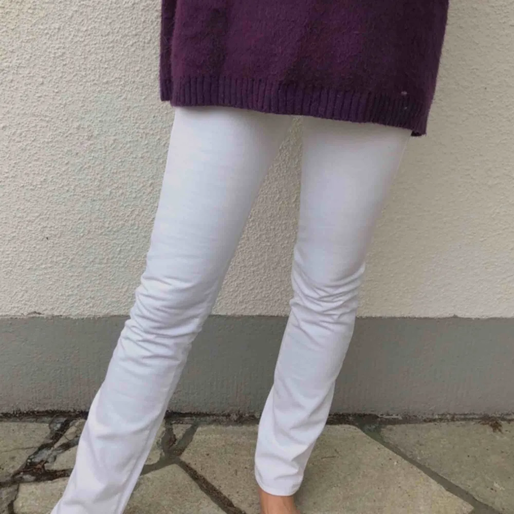 Assnygga vita jeans från Rock & Republic, Victoria Beckhams kollektion. Perfekta y2k jeansen! Endast använda för bilderna, så i perfekt skick! Om fler är intresserade blir det budgivning från 350kr 💕köparen står för frakt!. Jeans & Byxor.