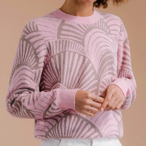 Rodebjer Sitwell Strl: S - Rodebjer Sitwell Sweatshirt. Går inte att köpa längre. Tröjan är mycket sparsamt använd. Fantastisk kvalité, så mjuk och härlig att ha på sig. Storlek Small men passar även Medium. Ordinarie pris ligger på 2000 kronor. Fraktkostnad:69 kr