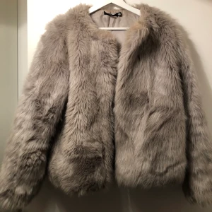 Grå fejkpälsjacka - Grå fejkpälsjacka. Mycket fint skick!