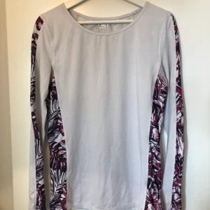 Träningstopp Stronger - Långärmad träningstopp från Stronger. Mycket stretch, passar stl M-XL. Använd 1 gång.