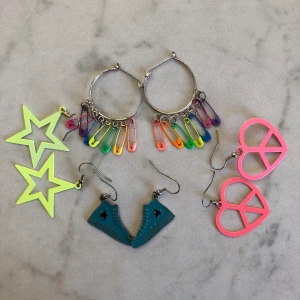 Örhängen - Härliga, färgglada örhängen. 10 kr/par. Frakt kan diskuteras och kan mötas upp inom Göteborgs området 