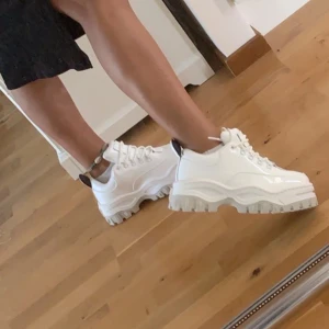 Eytys white angel patent sneakers  - NYSKICK! Storlek 38, använda ett par gånger men inte min stil längre. Nypris  2600kr. 