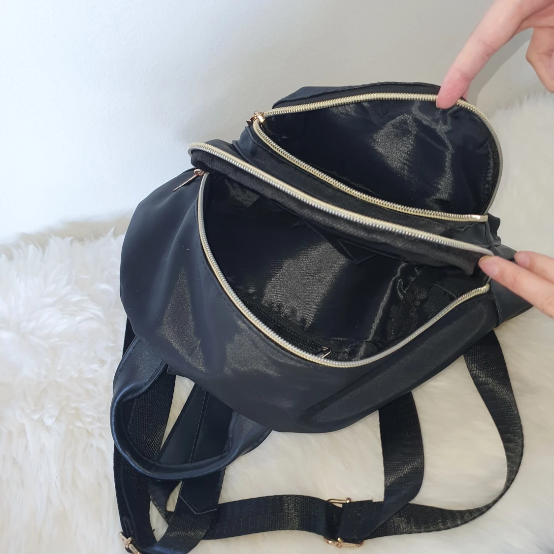 Svart Ryggsäck Med Guld Detaljer - 91