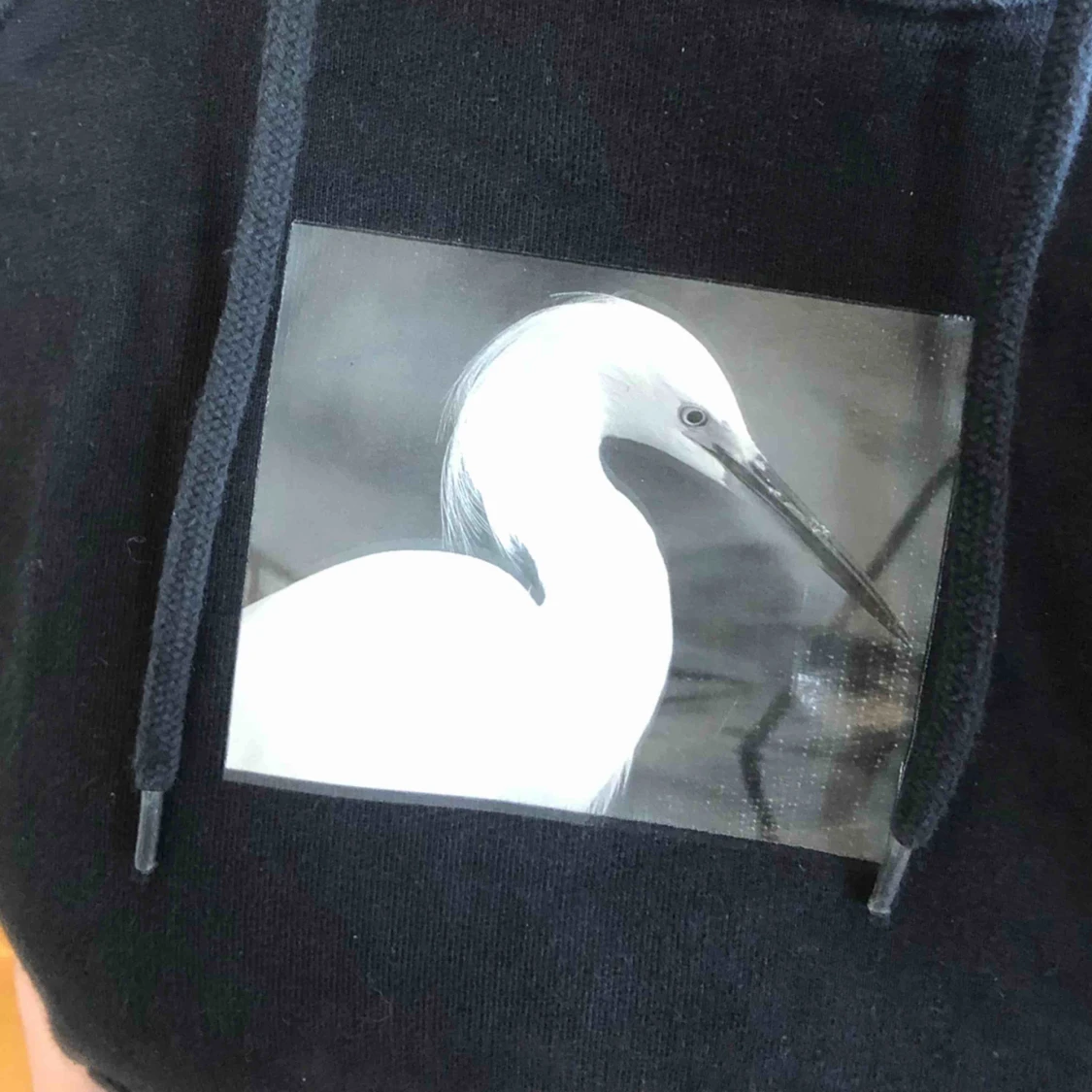 Svart hoodie med svan motiv 🦢 🌟 - 90