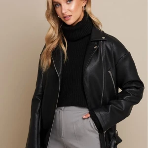 Oversized skinn jacka  - Dena otroligt snygga jacka från Linn Ahlborgs kollektion med NAKD säljs i fint skick. Jackan är i storlek 38. Jacka köptes för 999kr. Säljer för 600kr eller kom med bud. Frakten är 79kr.            PRIS KAN DUSKUTERAS