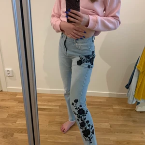 Jeans med blommigt print - Så fina jeans med svarta blommar på benet. Använda 2 gånger och säljs för att dem inte kommer till användning💕