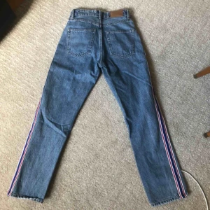  - snygga blå jeans med stripes på sidorna från monki , har inte använt dom så mycket så fint skick . frakt blir ungefär 60kr ☺️