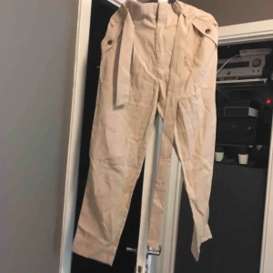  - Helt nya paperback byxor i beige. Säljer för dem är för stora för mig. Dem passar 36-38! 