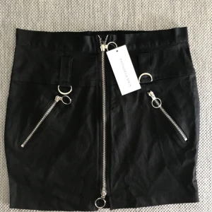 - Tygkjol i strl M men den är som en XS då den är ganska kort och tight🖤  Aldrig använd.
