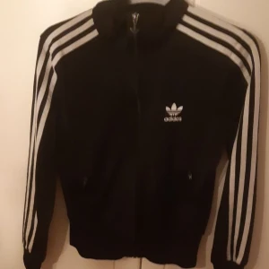 Adidas-tröja - Skriv för mer info/fler bilder! Finns i gbg men kan även skickas. Katt finns i hemmet!