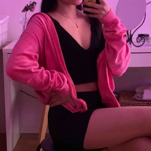  - Supersnygg rosa hoodie. Både mysig och uppklädd på samma gång beroende på hur man har den☺️!! (Saknar dock snöret runt huvan) ❤️ skriv gärna för mer info och bilder