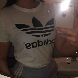  - Säljer en äkta adidas tröja som passar perfekt till sommaren! Hör av dig vid frågor! Kan självklart frakta☺️
