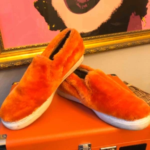  - Jeffrey Campbell limiter edition skor i orangt fluff. Världens skönaste innersula. Säljer för att skon är för stor. Endast använda enstaka gång utomhus och någon gång inomhus.  Frakt tillkommer (kan mötas upp i Stockholm) 