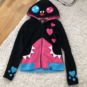 Fleecetröja - Fleecetröja i st M. Vet inte var den är köpt tyvärr. Har ”taggar” på ryggen och upp på luvan och har hål för tummarna. 300kr+frakt