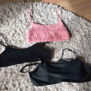  - Tre stycken bikini överdelar.  Alla är oanvända, bara testade Rosa i strl xs, SÅLD   Svart i mitten- SÅLD.  Nedersta minns jag inte var den kommer från, men är strl M. 50 kr styck eller alla för 120 :)